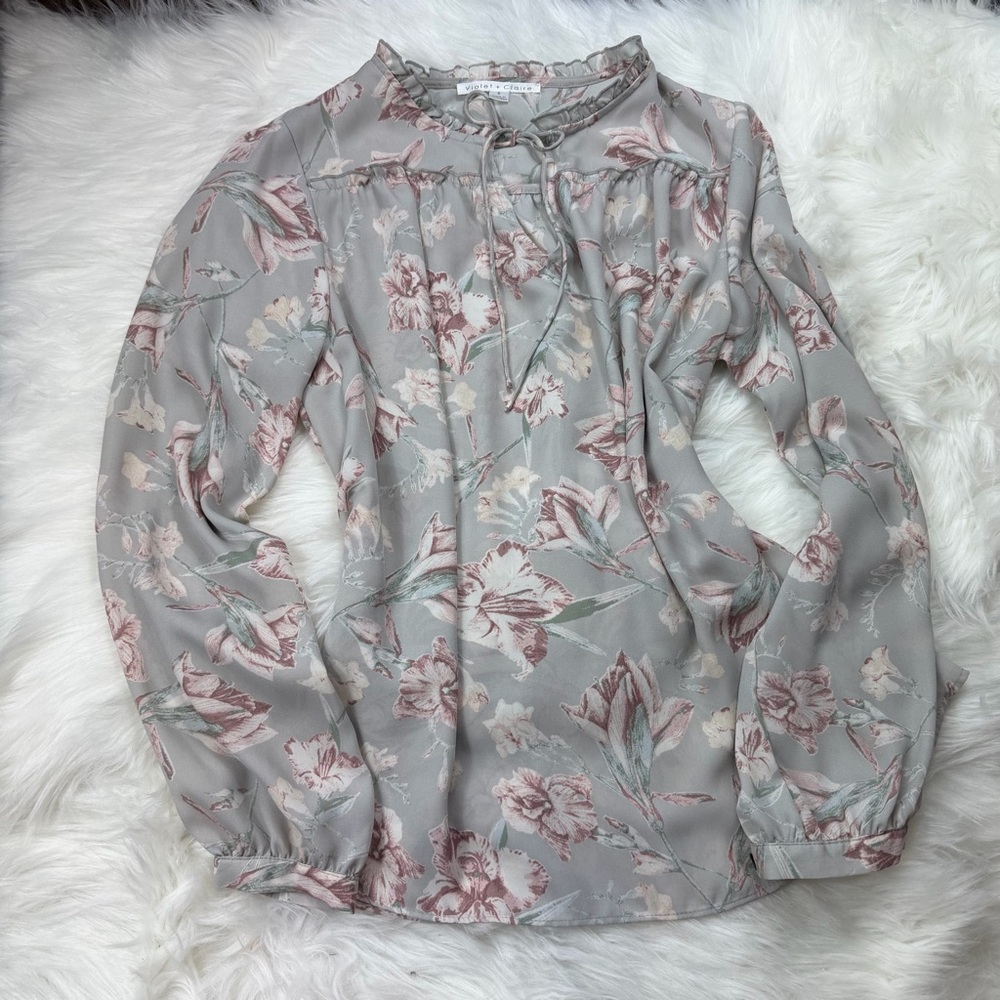 Violet & Claire Floral Blouse in Soft Gray and Pink